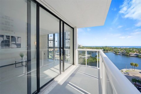 Condo in Aventura, Florida, 2 bedrooms  № 1975175 - photo 27