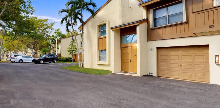 Adosado en Miami, Florida 2 dormitorios, 102.19 m2 № 1992051