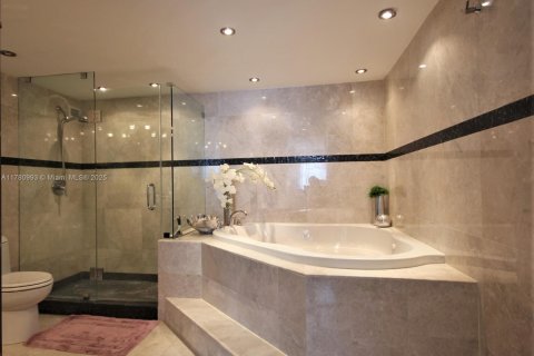 Condominio en alquiler en Miami Beach, Florida, 2 dormitorios, 126.35 m2 № 2054456 - foto 13