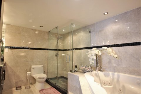 Condominio en alquiler en Miami Beach, Florida, 2 dormitorios, 126.35 m2 № 2054456 - foto 12