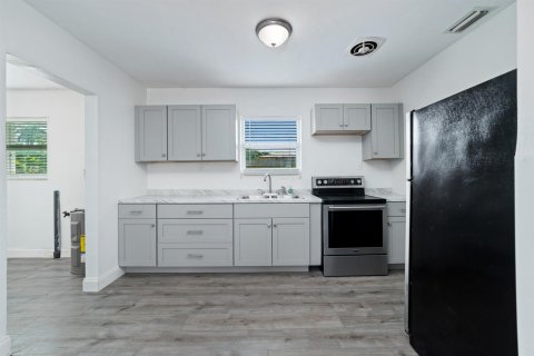 House in Belle Glade, Florida 2 bedrooms, 107.58 sq.m. № 2193090 - photo 5