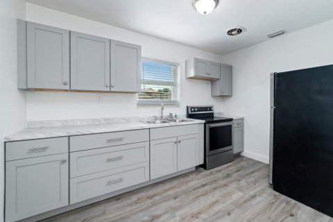 House in Belle Glade, Florida 2 bedrooms, 107.58 sq.m. № 2193090 - photo 6