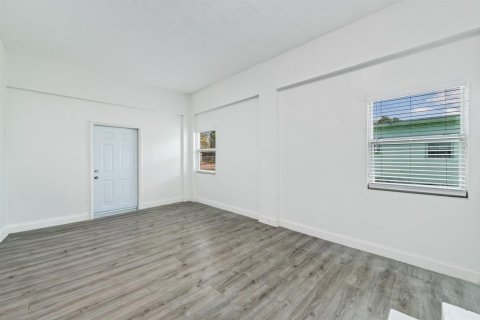 House in Belle Glade, Florida 2 bedrooms, 107.58 sq.m. № 2193090 - photo 15