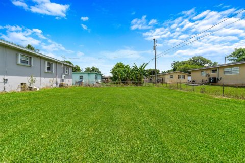 House in Belle Glade, Florida 2 bedrooms, 107.58 sq.m. № 2193090 - photo 23