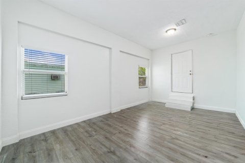 House in Belle Glade, Florida 2 bedrooms, 107.58 sq.m. № 2193090 - photo 17