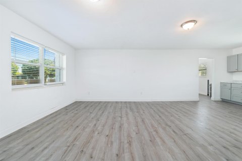 House in Belle Glade, Florida 2 bedrooms, 107.58 sq.m. № 2193090 - photo 2