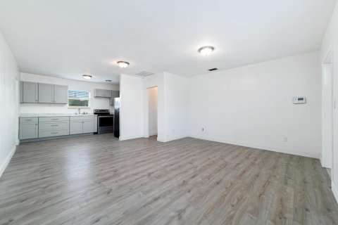 House in Belle Glade, Florida 2 bedrooms, 107.58 sq.m. № 2193090 - photo 4