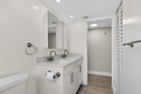 Condo in Coconut Creek, Florida, 2 bedrooms № 2183886 - photo 10