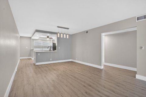 Condo in Coconut Creek, Florida, 2 bedrooms № 2183886 - photo 7