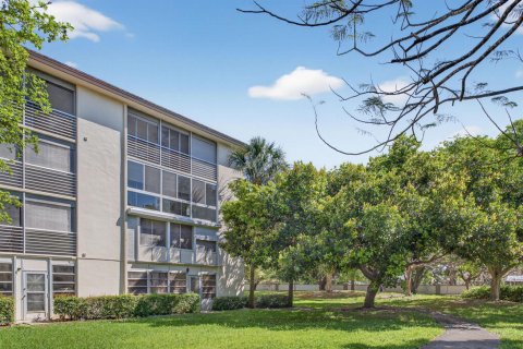 Condo in Coconut Creek, Florida, 2 bedrooms № 2183886 - photo 22