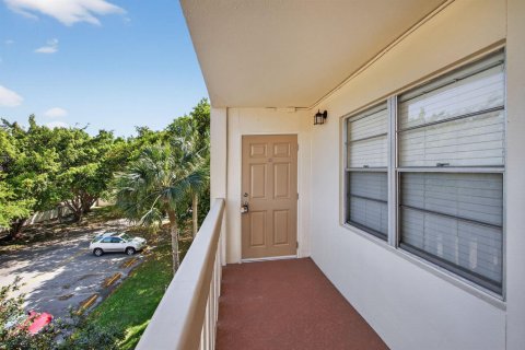 Condo in Coconut Creek, Florida, 2 bedrooms № 2183886