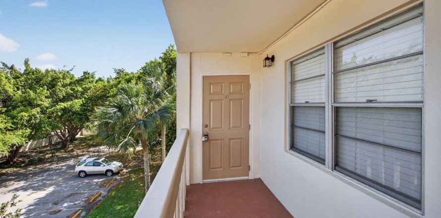 Condo in Coconut Creek, Florida, 2 bedrooms № 2183886