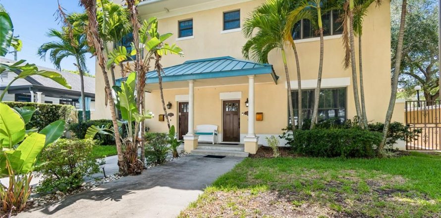 Adosado en Tampa, Florida 3 dormitorios, 260.03 m2 № 2114229