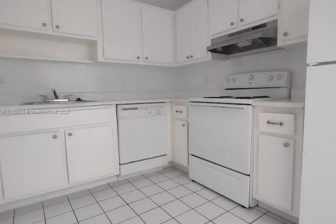 Casa en alquiler en North Miami, Florida, 2 dormitorios, 107.58 m2 № 1937510 - foto 14