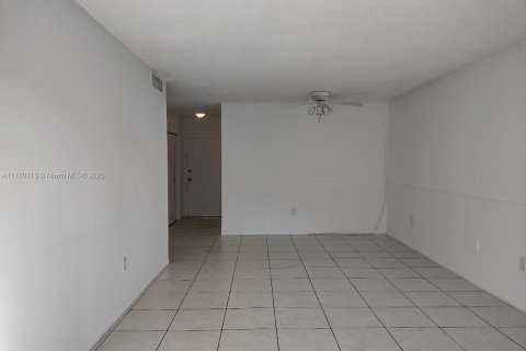 House in North Miami, Florida 2 bedrooms, 107.58 sq.m. № 1937510 - photo 10