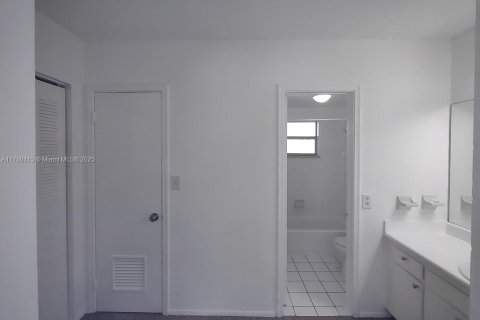 Casa en alquiler en North Miami, Florida, 2 dormitorios, 107.58 m2 № 1937510 - foto 11