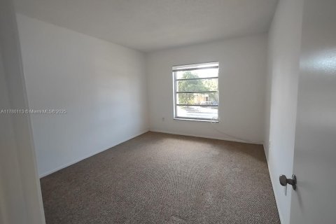 House in North Miami, Florida 2 bedrooms, 107.58 sq.m. № 1937510 - photo 12