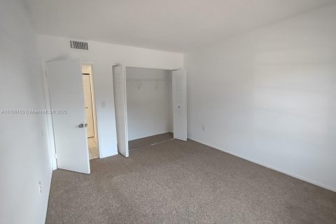 House in North Miami, Florida 2 bedrooms, 107.58 sq.m. № 1937510 - photo 13