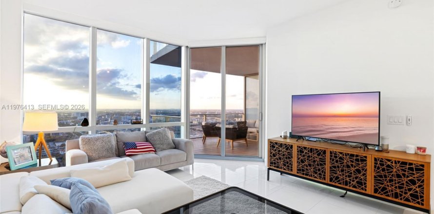 Кондоминиум с 2 спальнями в Майами, Флорида № 2044270