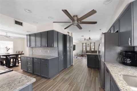 House in Englewood, Florida 4 bedrooms, 196.77 sq.m. № 1588592 - photo 17