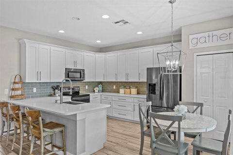 House in Orlando, Florida 6 bedrooms, 260.5 sq.m. № 1804124 - photo 3