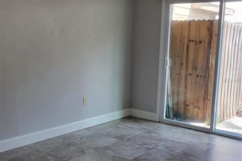 Condominio en alquiler en Sarasota, Florida, 2 dormitorios, 78.69 m2 № 1656832 - foto 11