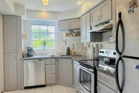 Condo in Coral Springs, Florida, 2 bedrooms  № 2245294 - photo 2