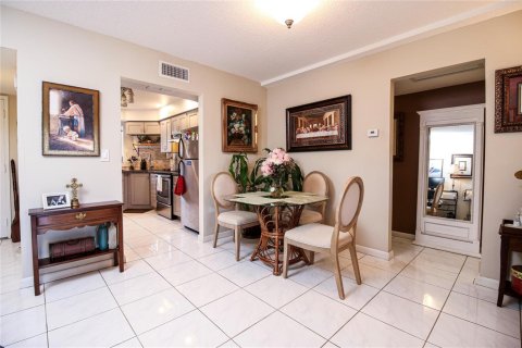 Condo in Coral Springs, Florida, 2 bedrooms  № 2245294 - photo 7