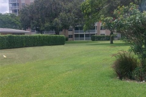 Condo in Coral Springs, Florida, 2 bedrooms  № 2245294 - photo 19