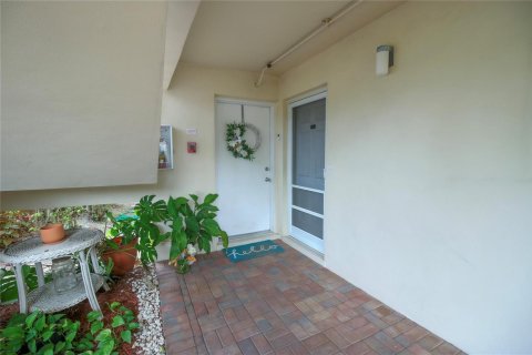 Condo in Coral Springs, Florida, 2 bedrooms  № 2245294 - photo 17