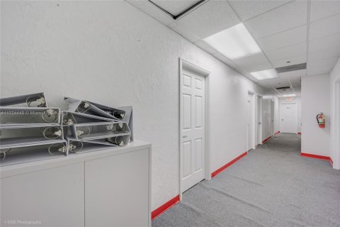 Commercial property in Miami, Florida № 1726486 - photo 14