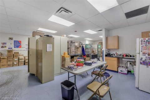 Commercial property in Miami, Florida № 1726486 - photo 11