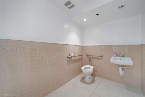 Commercial property in Miami, Florida № 1726486 - photo 16