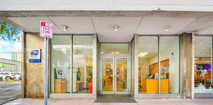 Commercial property in Miami, Florida № 1726486