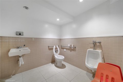 Commercial property in Miami, Florida № 1726486 - photo 12