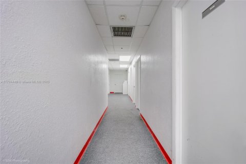 Commercial property in Miami, Florida № 1726486 - photo 13