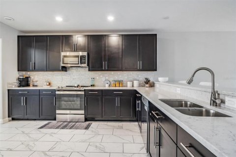 Adosado en venta en Tampa, Florida, 3 dormitorios, 206.8 m2 № 1690759 - foto 11