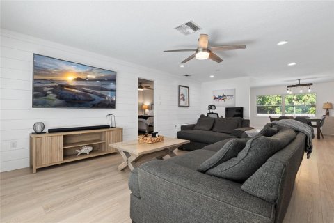 House in Tarpon Springs, Florida 3 bedrooms, 164.62 sq.m. № 2226208 - photo 5