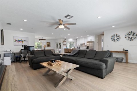 House in Tarpon Springs, Florida 3 bedrooms, 164.62 sq.m. № 2226208 - photo 6