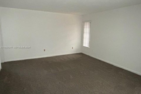 Снять в аренду таунхаус в Майами, Флорида 3 спальни, 138.61м2, № 1992467 - фото 9