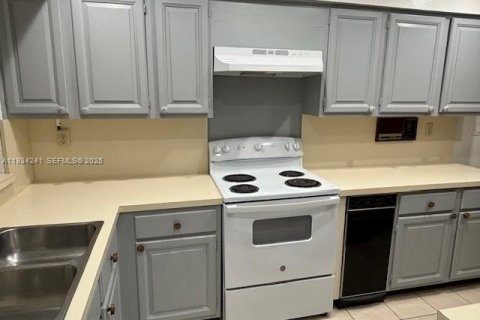 Снять в аренду таунхаус в Майами, Флорида 3 спальни, 138.61м2, № 1992467 - фото 4