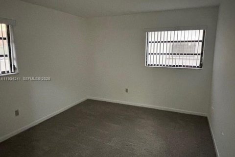 Снять в аренду таунхаус в Майами, Флорида 3 спальни, 138.61м2, № 1992467 - фото 11