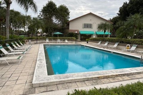 Снять в аренду таунхаус в Майами, Флорида 3 спальни, 138.61м2, № 1992467 - фото 17