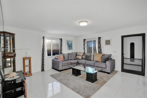 House in Oakland Park, Florida 3 bedrooms, 119.84 sq.m. № 1844115 - photo 17
