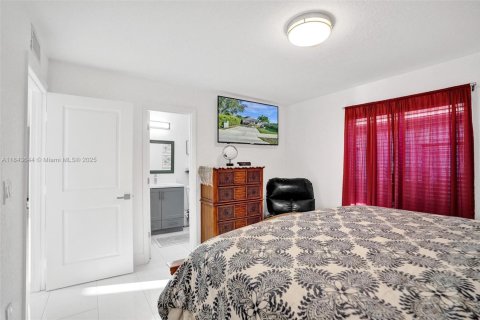 House in Oakland Park, Florida 3 bedrooms, 119.84 sq.m. № 1844115 - photo 13