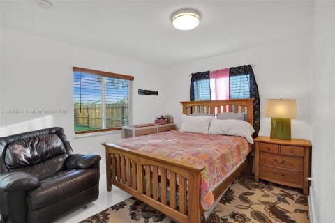 House in Oakland Park, Florida 3 bedrooms, 119.84 sq.m. № 1844115 - photo 2