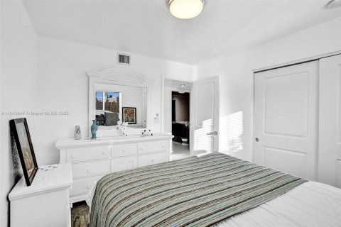 House in Oakland Park, Florida 3 bedrooms, 119.84 sq.m. № 1844115 - photo 8