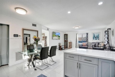 House in Oakland Park, Florida 3 bedrooms, 119.84 sq.m. № 1844115 - photo 24