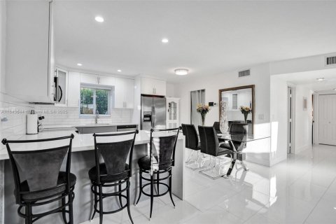 House in Oakland Park, Florida 3 bedrooms, 119.84 sq.m. № 1844115 - photo 20