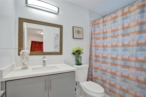 House in Oakland Park, Florida 3 bedrooms, 119.84 sq.m. № 1844115 - photo 15